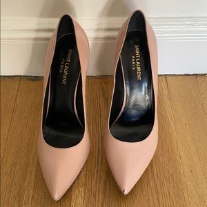 Nude high heel pumps